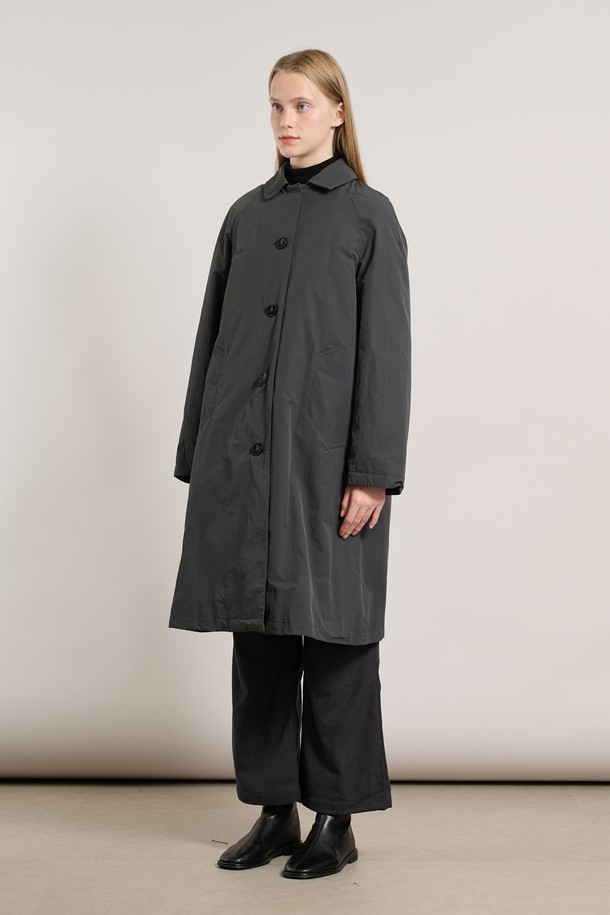 [25WT] 래글런 라이너 트랜치코트 - CHARCOAL GRAY A5WAN71198는 여성용 트렌치코트입니다. 차콜 그레이 색상의 무지 디자인으로, 클래식하고 베이직한 스타일을 연출합니다. 봄, 가을에 적합하며, 래글런 슬리브와 라이너 분리 기능이 특징입니다. 레귤러핏과 싱글버튼 여밈으로, 출근룩, 오피스룩, 모임룩 등 다양한 TPO에 활용 가능합니다. 부드러운 폴리에스테르 소재로 제작되었으며, 레귤러 기장의 긴 소매 트렌치코트입니다.
