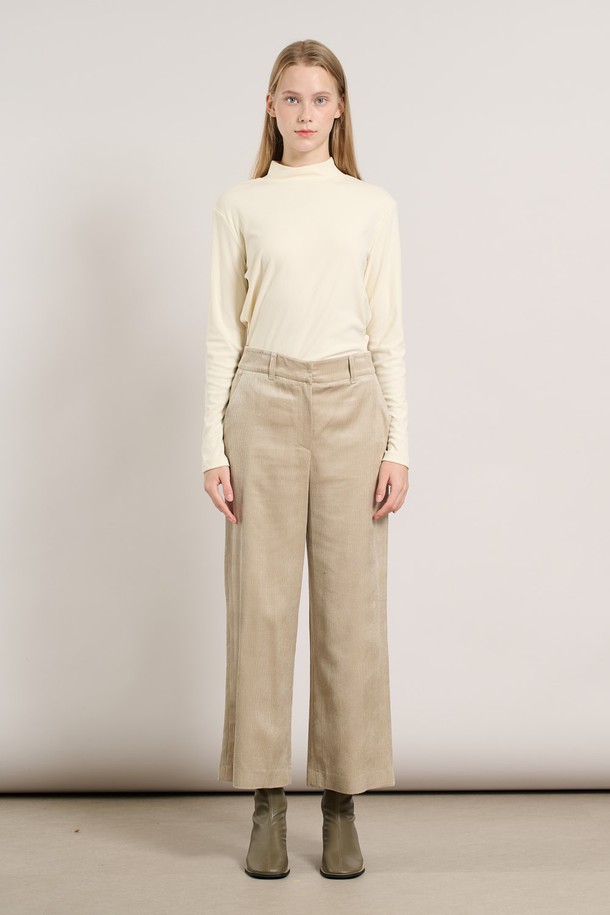 [25WT] 코듀로이 와이드 팬츠는 가을, 겨울 시즌에 어울리는 여성용 코듀로이 와이드 팬츠입니다. 라이트 베이지 컬러의 무지 디자인으로, 베이직하면서도 캐주얼한 스타일을 연출합니다. 루즈핏으로 편안하게 착용 가능하며, 두꺼운 두께감과 부드러운 촉감의 코듀로이 소재가 따뜻한 착용감을 선사합니다. 출근룩이나 모임룩 등 다양한 TPO에 활용 가능하며, 캐주얼, 클래식, 미니멀 스타일 모두 소화할 수 있습니다. 와이드한 실루엣이 특징이며, 밴딩 처리가 없는 디자인입니다.

