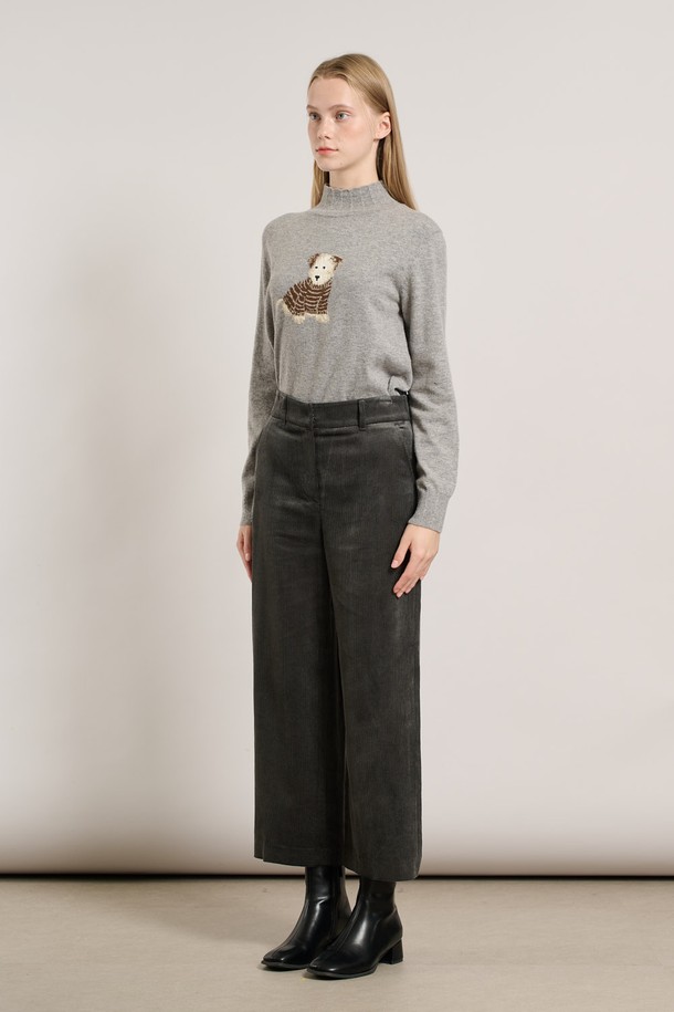 [25WT] 코듀로이 와이드 팬츠 - DARK GRAY A5WAP32217는 여성용 바지로, 가을과 겨울에 착용하기 좋은 두께감 있는 코듀로이 소재의 와이드 핏 팬츠입니다. 짙은 다크 그레이 컬러에 무지 패턴으로 디자인되어 캐주얼, 미니멀, 클래식 스타일을 연출하기 좋습니다. 출근룩으로 활용하기 좋으며, 편안하면서도 세련된 스타일을 완성해 줍니다. 밴딩이 없는 긴 기장의 바지로, 와이드한 핏이 특징입니다.
