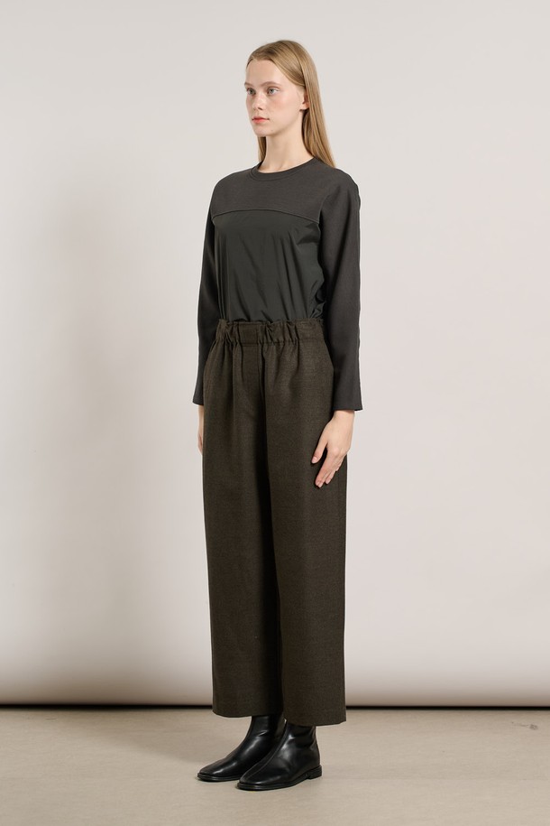 [25WT] 밴딩 와이드 팬츠 - 다크 카키 A5WAP32383은 캐주얼, 미니멀, 클래식 스타일을 아우르는 여성용 와이드 팬츠입니다. 톤 다운된 다크 카키 컬러로 가을, 겨울 시즌에 어울리는 차분한 분위기를 연출합니다. 밴딩 처리로 편안한 착용감을 제공하며, 루즈핏 디자인으로 활동성을 높였습니다. 일상에서 편안하게 착용할 수 있으며, 출근룩으로도 활용 가능한 실용적인 아이템입니다. 
