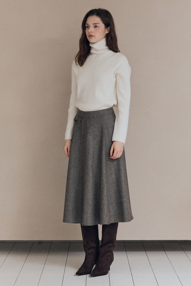 [25WT] 헤링본 플레어 스커트 - BROWN A5WAS21374는 클래식하고 베이직한 스타일의 여성용 플레어 스커트입니다. 브라운 컬러의 울 소재로 제작되어 가을과 겨울에 따뜻하게 착용할 수 있으며, 두꺼운 두께감과 뻣뻣한 촉감이 특징입니다. 헤링본 패턴이 돋보이며, A라인 실루엣의 플레어핏으로 여성스러운 분위기를 연출합니다. 오피스룩, 모임룩, 데이트룩 등 다양한 TPO에 활용 가능하며, 미니멀, 시크 스타일을 선호하는 분들께 추천합니다.
