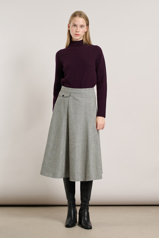 [25WT] 헤링본 플레어 스커트 - BLACK A5WAS21399는 가을, 겨울 시즌에 어울리는 여성용 플레어 스커트입니다. 울 소재로 제작되어 부드러운 촉감과 두꺼운 두께감으로 따뜻하게 착용할 수 있습니다. 클래식하고 베이직한 무드의 블랙 컬러 헤링본 패턴이 특징이며, A라인 실루엣의 플레어핏으로 여성스러운 분위기를 연출합니다. 오피스룩, 출근룩, 모임룩 등 다양한 TPO에 활용 가능하며, 미니멀, 시크 스타일을 선호하는 분들께 추천합니다.
