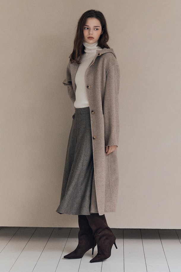 [25WT] 롱후드 핸드메이드코트 - M BEIGE A5WBH83272는 여성 고객을 위한 베이지 색상의 롱 후드 핸드메이드 코트입니다. 가을, 겨울 시즌에 어울리는 두꺼운 울 소재로 제작되어 부드러운 촉감을 선사하며, 루즈핏 디자인으로 편안한 착용감을 제공합니다. 미니멀하고 베이직한 스타일로 출근룩에 활용하기 좋으며, 무지 디자인과 버튼 여밈 방식을 갖추어 깔끔한 실루엣을 연출합니다. 긴 소매 기장의 후드 코트로, 간결하면서도 세련된 분위기를 완성합니다.
