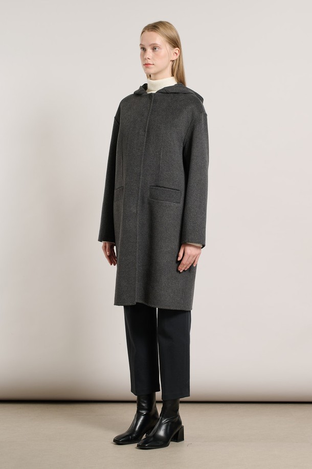 [25WT] 후드 탈부착 핸드메이드 코트 - CHARCOAL GRAY A5WBH83498는 가을, 겨울 시즌에 어울리는 여성용 코트입니다. 차콜 그레이 색상의 무지 패턴으로 미니멀하고 클래식한 스타일을 연출하며, 오버핏으로 편안한 착용감을 선사합니다. 울 소재로 제작되어 두꺼운 두께감을 자랑하며, 후드 탈부착이 가능하여 다양한 스타일을 연출할 수 있습니다. 싱글 버튼 여밈 방식과 긴 소매 기장으로 세련된 디자인을 완성하여 출근룩, 오피스룩, 모임룩 등 TPO에 적합하며, 클래식, 미니멀, 시크 스타일에 잘 어울립니다.
