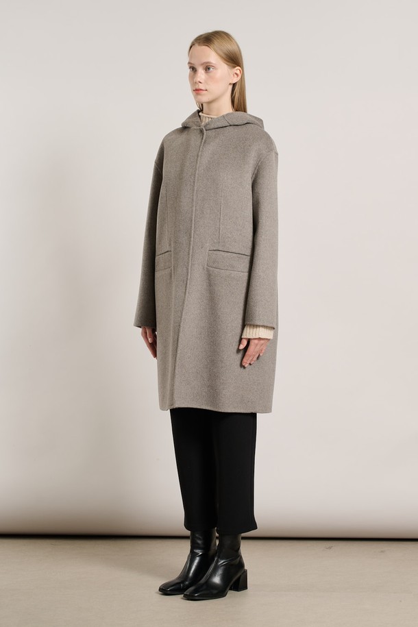 [25WT] 후드 탈부착 핸드메이드 코트 - M BROWN A5WBH83479는 여성 고객을 위한 브라운 컬러의 핸드메이드 코트입니다. 울 소재로 제작되어 가을과 겨울, 두꺼운 두께감으로 따뜻하게 착용할 수 있습니다. 오버핏 디자인에 싱글 버튼 여밈 방식으로, 미니멀하고 클래식한 무드를 연출합니다. 후드가 탈부착 가능하여 다양한 스타일을 소화할 수 있으며, 출근룩, 오피스룩, 모임룩 등 TPO에 맞춰 시크하게 연출하기 좋습니다. 긴 소매 기장의 무지 패턴 코트로, 활용도 높은 데일리 아이템입니다.
