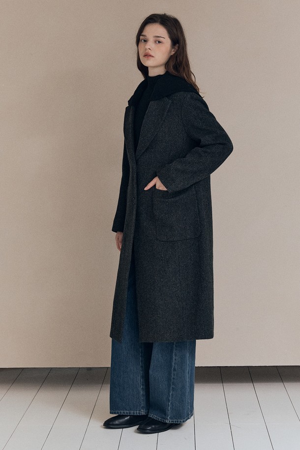 세련된 스타일을 완성하는 [25WT] 세일러 니트 카라 코트 - KHAKI A5WBH84945입니다. 부드러운 촉감의 니트 소재로 제작되어 가을, 겨울 시즌 따뜻하게 착용할 수 있습니다. 롱 기장에 레귤러 핏으로, 클래식하고 베이직한 디자인을 연출하며, 카키 컬러와 무지 패턴이 세련된 분위기를 더합니다. 세일러 코트 타입에 버튼 여밈 방식으로 편안하게 즐길 수 있으며, 출근룩, 모임룩, 데이트룩 등 다양한 TPO에 활용 가능합니다. 미니멀, 시크 스타일을 선호하는 여성에게 추천합니다.
