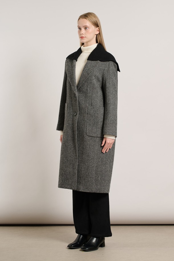 [25WT] 세일러 니트 카라 코트 - BLACK A5WBH84999는 가을, 겨울 시즌 여성의 우아한 스타일을 완성하는 코트입니다. 블랙 컬러의 무지 디자인으로, 출근룩, 오피스룩, 모임룩 등 다양한 TPO에 활용 가능합니다. 울 소재에 두꺼운 두께감으로 따뜻함을 더하며, 세일러 스타일의 니트 카라가 포인트로 클래식하면서도 시크한 분위기를 연출합니다. 레귤러핏의 미디엄 기장으로 편안한 착용감을 선사하며, 싱글 버튼 여밈으로 깔끔하게 마무리됩니다. 베이직하면서도 세련된 디자인으로 두고두고 즐겨 입을 수 있는 아이템입니다.
