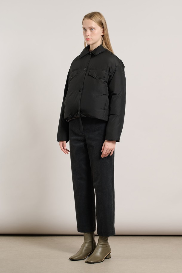 [25WT] 셔츠카라 숏 덕다운 - BLACK A5W9F80399는 여성용으로, 겨울철 일상에서 활용하기 좋은 숏 기장의 블랙 덕다운입니다. 셔츠 카라 디자인과 버튼 여밈 방식으로 캐주얼하면서도 베이직한 스타일을 연출합니다. 겉감은 부드러운 촉감의 나일론 소재로 제작되었으며, 넉넉한 두께감으로 보온성을 높였습니다. 레귤러핏으로 편안하게 착용 가능하며, 긴 소매 기장으로 따뜻함을 더했습니다. 미니멀하고 클래식한 스타일을 선호하는 분들께 추천합니다.
