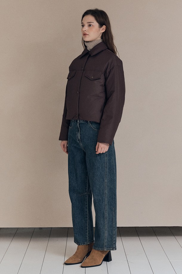 [25WT] 셔츠카라 숏 덕다운 - 다크 브라운 A5W9F80375는 여성용 아우터입니다. 캐주얼 및 베이직 스타일의 숏 기장 숏패딩으로, 셔츠 카라 디자인이 특징입니다. 겨울철 보온성을 제공하며, 오버핏으로 제작되어 편안한 착용감을 선사합니다. 부드러운 촉감의 덕다운 소재와 긴 소매 기장, 다크 브라운 컬러의 무지 디자인으로 미니멀한 스타일을 연출합니다. 집업 방식으로 간편하게 착용할 수 있습니다.
