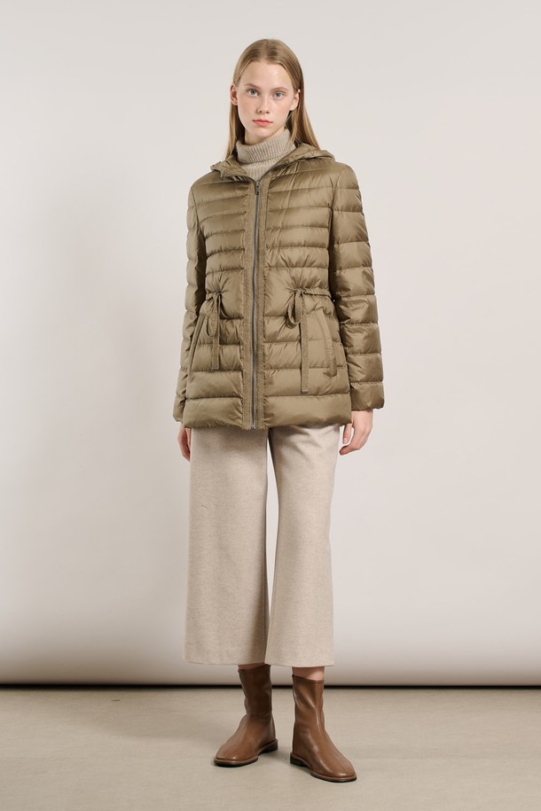 [25WT] 경량 스트링 덕다운 - LIGHT KHAKI A5W9F80781는 가볍고 따뜻한 겨울철 여성 아우터입니다. 라이트 카키 컬러의 무지 디자인으로, 캐주얼 및 베이직 스타일을 연출하기 좋습니다. 부드러운 촉감의 나일론 소재를 사용하여 편안한 착용감을 제공하며, 레귤러핏과 집업 여밈 방식으로 활동성을 높였습니다. 경량 스트링 디테일이 돋보이며, 여행룩이나 산책룩과 같은 일상적인 TPO에 적합합니다. 덕다운 충전재로 보온성을 강화하여 추운 겨울에도 따뜻하게 입을 수 있습니다.
