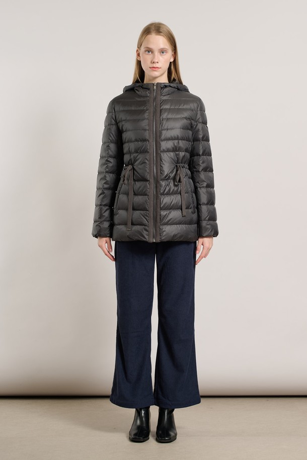 [25WT] 경량 스트링 덕다운 - DARK GRAY(다크 그레이) A5W9F80717는 여성용 아우터로, 겨울철 일상과 출근룩에 적합한 패딩입니다. 캐주얼 및 미니멀 스타일을 추구하는 분들을 위한 무지 디자인의 레귤러핏 크롭 기장 제품입니다. 나일론 소재로 제작되어 부드러운 촉감을 제공하며, 경량 스트링 디자인으로 활동성을 높였습니다. 두꺼운 두께감으로 보온성을 강화한 긴소매 집업 스타일의 덕다운 패딩입니다.
