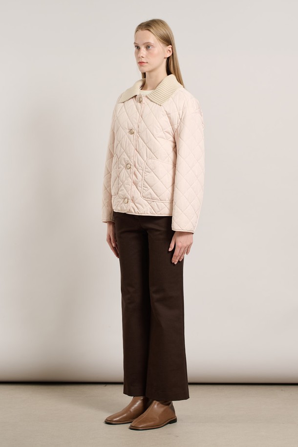 [25WT] 니트 카라 퀼팅 점퍼 - LIGHT BEIGE A5W9R10171는 여성스러운 분위기를 자아내는 라이트 베이지 컬러의 점퍼입니다. 봄, 가을 간절기에 어울리는 얇은 두께감과 부드러운 니트 소재로 제작되어 편안한 착용감을 선사합니다. 퀼팅 처리된 디자인과 카라 디테일이 돋보이며, 레귤러핏과 크롭 기장으로 캐주얼하면서도 스타일리시한 연출이 가능합니다. 데이트룩, 봄 소풍룩 등 다양한 TPO에 활용하기 좋으며, 미니멀, 클래식 스타일을 즐겨 입는 분들께 추천합니다. 집업 스타일로 간편하게 착용할 수 있습니다.
