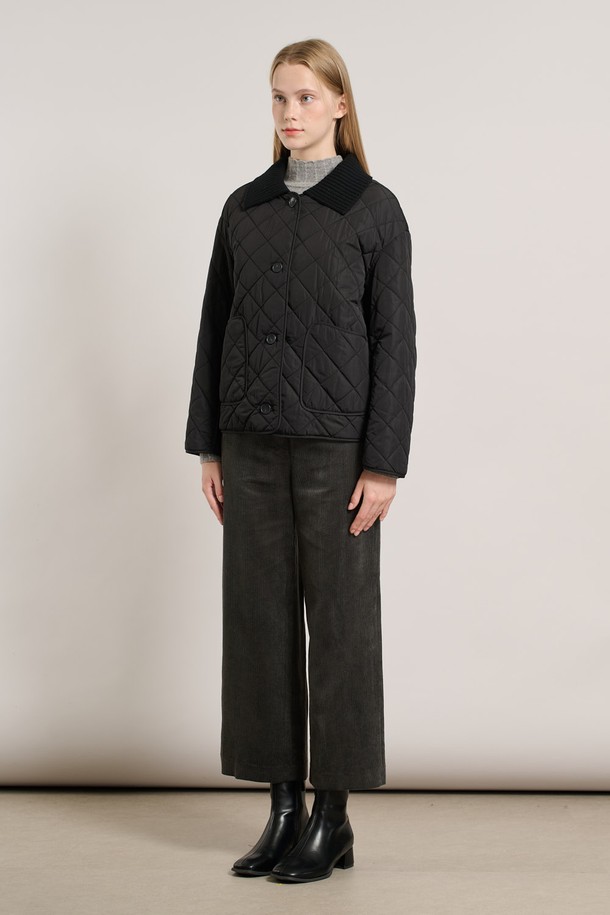 [25WT] 니트 카라 퀼팅 점퍼 - BLACK A5W9R10199는 여성용 아우터 점퍼입니다. 캐주얼하고 베이직한 스타일의 블랙 컬러 퀼팅 점퍼로, 가을과 겨울에 따뜻하게 착용할 수 있습니다. 촘촘한 니트 소재와 부드러운 촉감이 특징이며, 두꺼운 두께감으로 보온성을 높였습니다. 레귤러 핏에 긴 소매, 카라 디테일과 버튼 여밈 방식을 적용하여 클래식하면서도 미니멀한 무드를 연출합니다.
