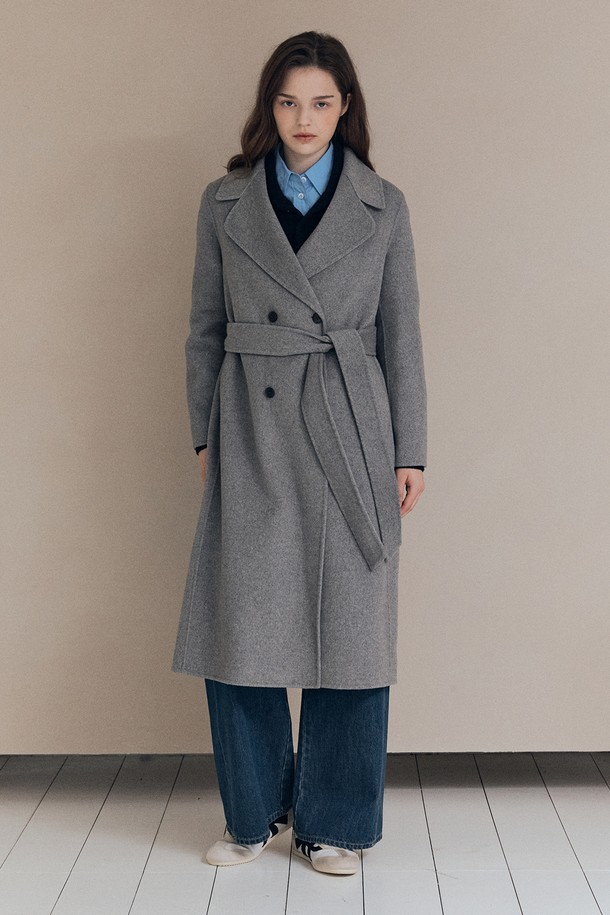 [25WT] 핸드메이드 더블 코트 - DARK GRAY A5WBH83117는 여성 고객을 위한 아우터입니다. 다크 그레이 컬러의 무지 디자인으로, 클래식하고 미니멀한 스타일을 연출합니다. 울 소재의 롱 기장 핸드메이드 더블 코트로, 가을과 겨울에 두꺼운 두께감으로 따뜻하게 착용할 수 있습니다. 테일러드 칼라와 긴 소매, 레귤러 핏으로 세련된 오피스룩, 출근룩, 모임룩을 완성해보세요.
