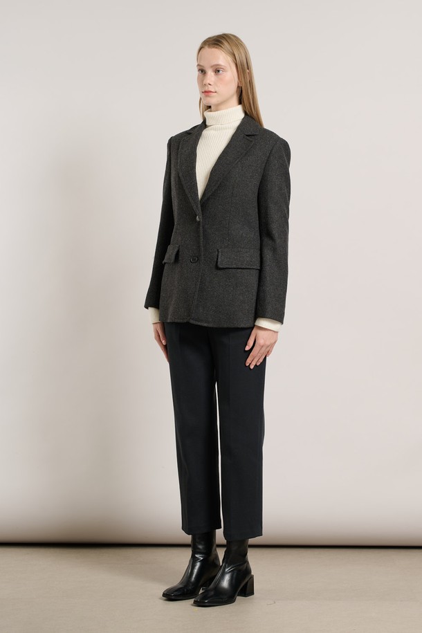 [25WT] 스티치 싱글 재킷은 차콜 그레이 색상의 여성용 싱글 재킷입니다. 울 소재에 두꺼운 두께감으로 봄, 가을 시즌에 착용하기 좋으며, 일상 및 오피스룩, 출근룩, 모임룩 등 다양한 TPO에 활용할 수 있습니다. 베이직하고 클래식한 스타일을 기반으로, 미니멀한 무드를 더해 세련된 룩을 연출합니다. 레귤러 핏에 긴 소매와 싱글 버튼 여밈, 그리고 스티치 디테일이 돋보이는 디자인입니다.
