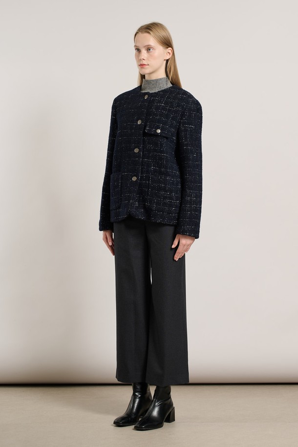 [25WT] 울 블렌디드 트위드 재킷 - NAVY A5WAJ12655는 가을, 겨울 시즌 여성 의류입니다. 클래식한 무드의 네이비 컬러 크롭 재킷으로, 뻣뻣한 촉감의 두꺼운 울 블렌디드 소재로 제작되었습니다. 버튼 여밈 방식이며, 긴 소매와 레귤러 핏 디자인이 특징입니다. 오피스룩, 출근룩, 모임룩 등 다양한 TPO에 활용 가능한 클래식, 미니멀, 시크 스타일의 자켓입니다. 트위드 패턴으로 세련된 분위기를 연출합니다.
