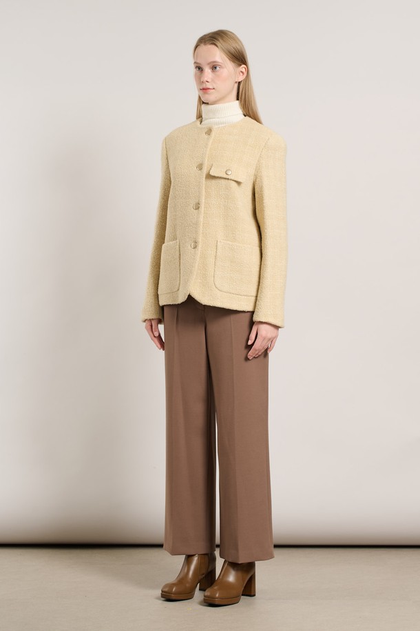 [25WT] 울 블렌디드 트위드 재킷 - M BEIGE A5WAJ12672는 가을과 겨울, 오피스룩, 모임룩, 데이트룩에 어울리는 여성용 트위드 재킷입니다. 클래식하고 미니멀한 스타일을 연출하며, 레귤러핏 크롭 기장으로 세련된 실루엣을 선사합니다. 100% 울 소재로 제작되어 두꺼운 두께감과 포근한 착용감을 느낄 수 있으며, 베이지 컬러와 트위드 패턴이 고급스러운 분위기를 더합니다. 버튼 여밈 방식과 포켓 디테일이 돋보이는 긴소매 재킷입니다.
