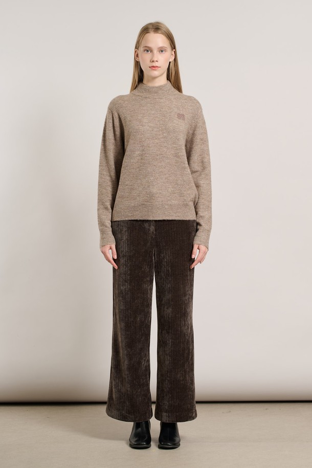 다크 베이지 색상의 [25WT] 알파카 로고 반넥 풀오버입니다. 부드러운 촉감의 알파카 소재로 제작되어 가을과 겨울에 따뜻하게 착용할 수 있습니다. 하프넥 디자인과 긴 소매 기장, 레귤러 핏으로 베이직하고 미니멀한 스타일을 연출합니다. 데일리룩은 물론, 출근룩과 모임룩에도 활용하기 좋으며, 클래식, 미니멀, 캐주얼 등 다양한 스타일을 소화합니다. 풀오버 스타일로 편안하게 착용 가능하며, 로고 패턴이 은은하게 포인트를 더합니다.
