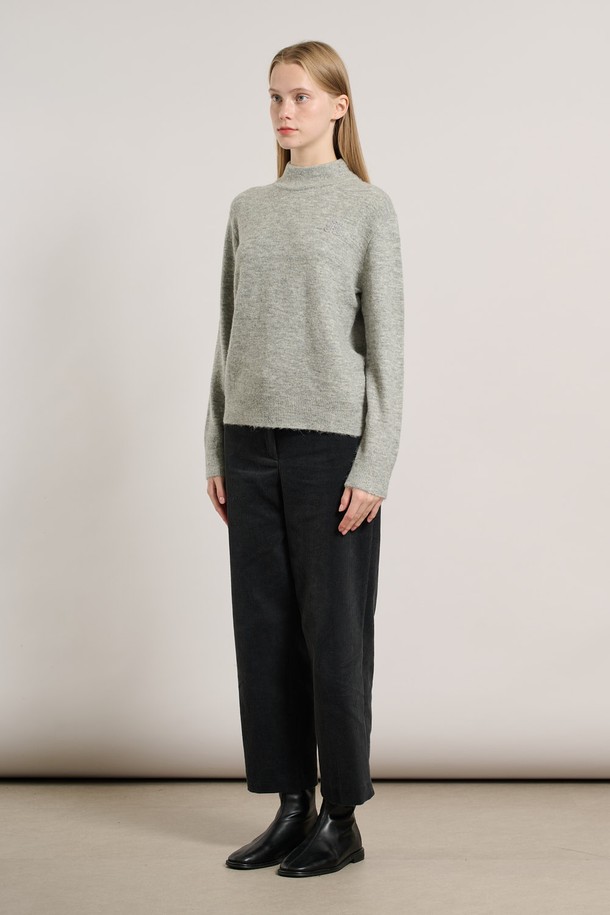 [25WT] 알파카 로고 반넥 풀오버는 부드러운 촉감의 알파카 소재로 제작되어 가을과 겨울에 따뜻하게 착용하기 좋은 여성용 니트/스웨터입니다. 레귤러 핏에 하프넥 디자인으로, 베이직하고 미니멀한 스타일을 연출합니다. 그레이 컬러에 로고 패턴이 포인트로 들어가 심플하면서도 세련된 느낌을 더합니다. 긴 소매 기장과 두꺼운 두께감으로 포근함을 선사하며, 풀오버 스타일로 편안하게 착용할 수 있습니다.
