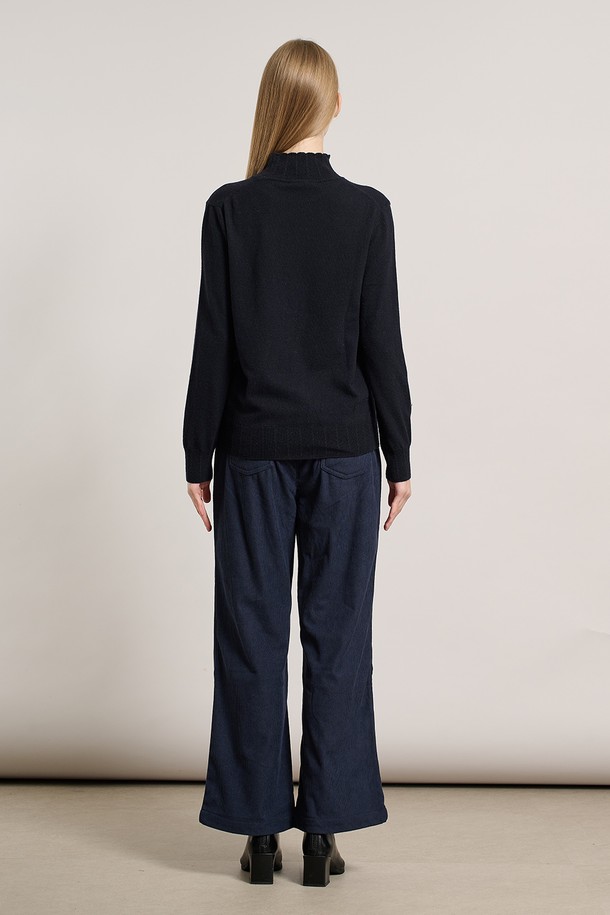 [25WT] 슈아 하프넥 풀오버 - DARK NAVY A5WAK41356는 부드러운 니트 소재의 여성용 하프넥 풀오버입니다. 짙은 네이비 컬러에 캐주얼한 스타일로, 가을과 겨울에 따뜻하게 착용하기 좋습니다. 레귤러 핏에 긴 소매 기장으로 제작되었으며, 곰 캐릭터 자수 디테일이 포인트로 더해져 귀여움을 더했습니다. 하프넥 디자인으로 목을 따뜻하게 감싸주며, 두꺼운 두께감으로 포근한 착용감을 선사합니다. 일상생활에서 편안하고 스타일리시하게 연출할 수 있는 아이템입니다.
