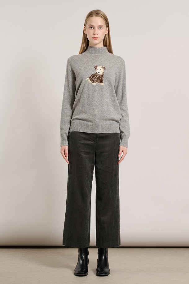 [25WT] 슈아 하프넥 풀오버 - MULTI M GRAY A5WAK41397는 부드러운 촉감의 울 소재로 제작된 여성용 하프넥 풀오버입니다. 캐주얼, 베이직 스타일로 일상에서 편안하게 착용하기 좋으며, 가을과 겨울에 따뜻함을 더해줍니다. 레귤러 핏에 긴 소매 기장으로 디자인되었으며, 두꺼운 두께감으로 포근함을 느낄 수 있습니다. 특히 곰 자수 디테일이 포인트로 더해져 귀여운 무드를 연출합니다. 그레이 컬러의 베이직한 디자인으로 다양한 스타일 연출에 활용하기 좋습니다.
