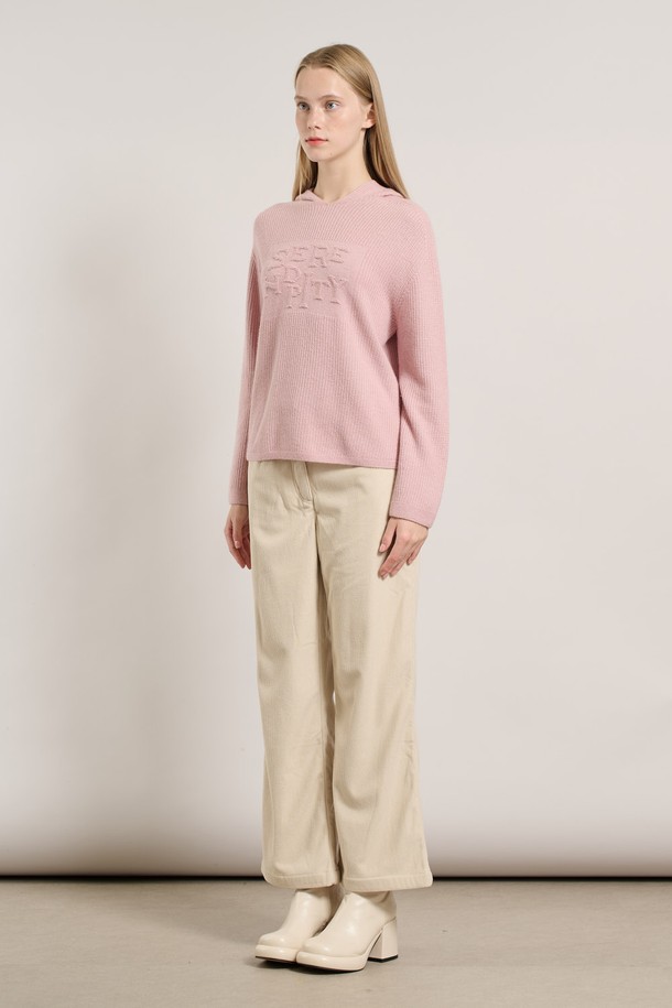 [25WT] 세렌디피티 후드 홀가 풀오버 - PINK A5WAK42222는 부드러운 니트 소재의 여성용 홀가먼트 후드 풀오버입니다. 핑크 컬러의 이 제품은 가을, 겨울 시즌에 어울리며, 캐주얼하고 베이직한 스타일을 연출합니다. 레귤러핏과 긴 소매 기장으로 편안함을 더했으며, 두꺼운 두께감으로 따뜻하게 착용할 수 있습니다. 집콕룩, 산책룩에 활용하기 좋으며, 미니멀한 스타일을 선호하는 분들께 추천합니다. 세렌디피티 시리즈로 출시되어, 높은 퀄리티와 디자인을 자랑합니다.
