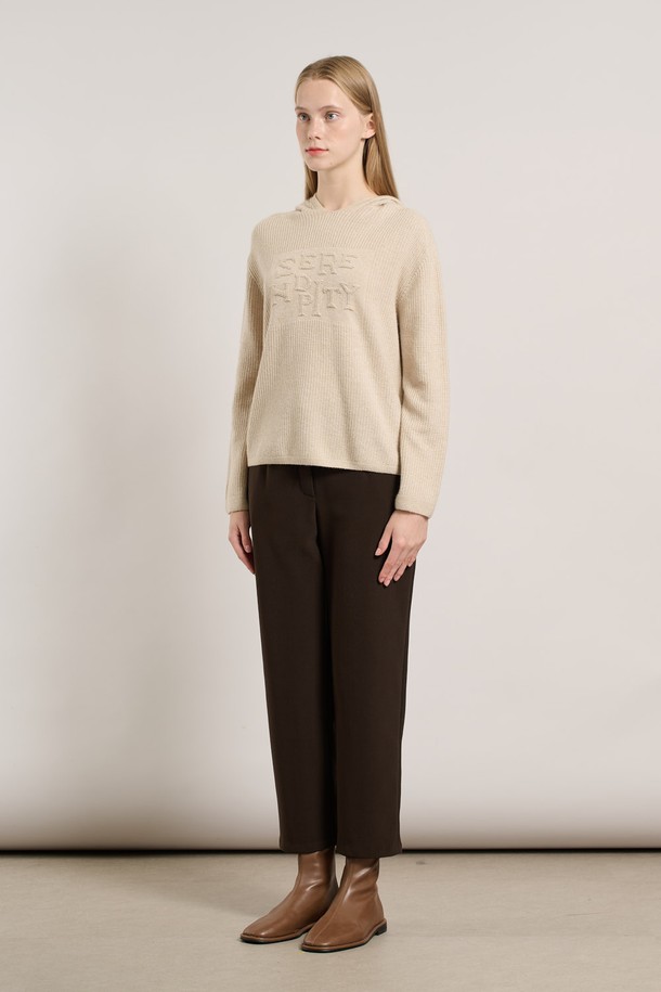 [25WT] 세렌디피티 후드 홀가 풀오버 - LIGHT BEIGE A5WAK42271는 여성용 상의 니트/스웨터입니다. 라이트 베이지 컬러의 레귤러핏 후드 풀오버 스타일로, 부드러운 니트 소재의 홀가먼트 디자인이 특징입니다. 가을, 겨울 시즌에 어울리는 두꺼운 두께감으로 따뜻하게 착용할 수 있으며, 베이직하고 캐주얼한 스타일을 연출합니다. 긴 소매 기장으로 편안함을 더하여 일상복으로 활용하기 좋습니다.
