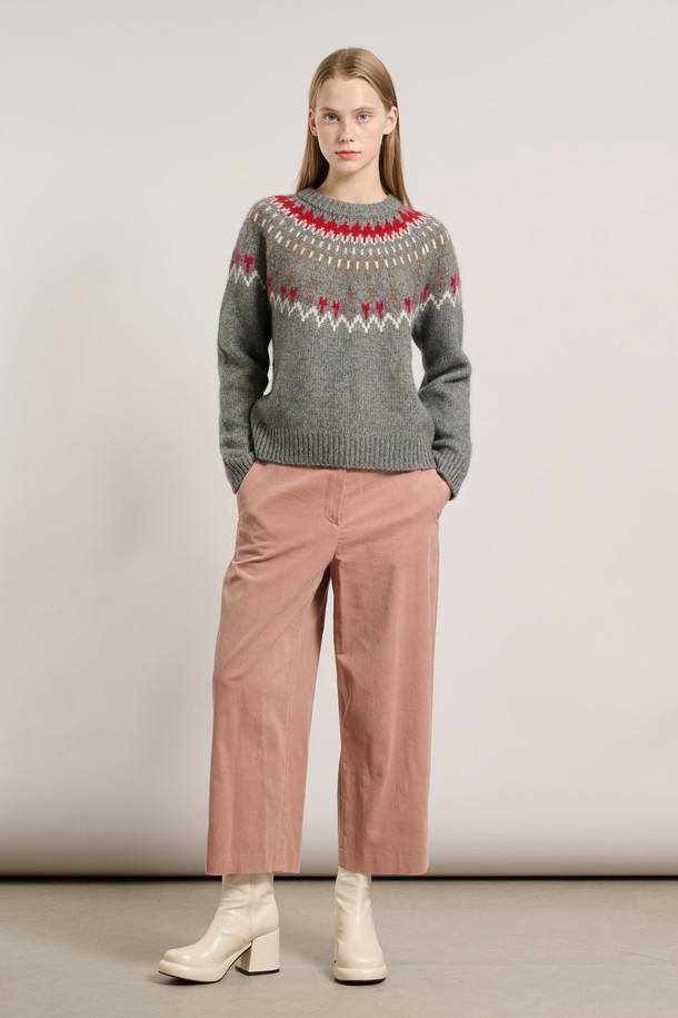 [25WT] 노르딕 클로크 라쿤 풀오버 - DARK GRAY A5WBK43117는 여성용 니트/스웨터입니다. 다크 그레이 컬러의 레귤러핏 라운드넥 풀오버로, 가을과 겨울에 따뜻하게 착용할 수 있습니다. 촘촘한 노르딕 패턴과 부드러운 울 소재, 라쿤 퍼 디테일이 특징이며, 캐주얼 스타일에 잘 어울립니다. 두께감이 있는 긴 소매 디자인으로 포근한 착용감을 선사합니다.
