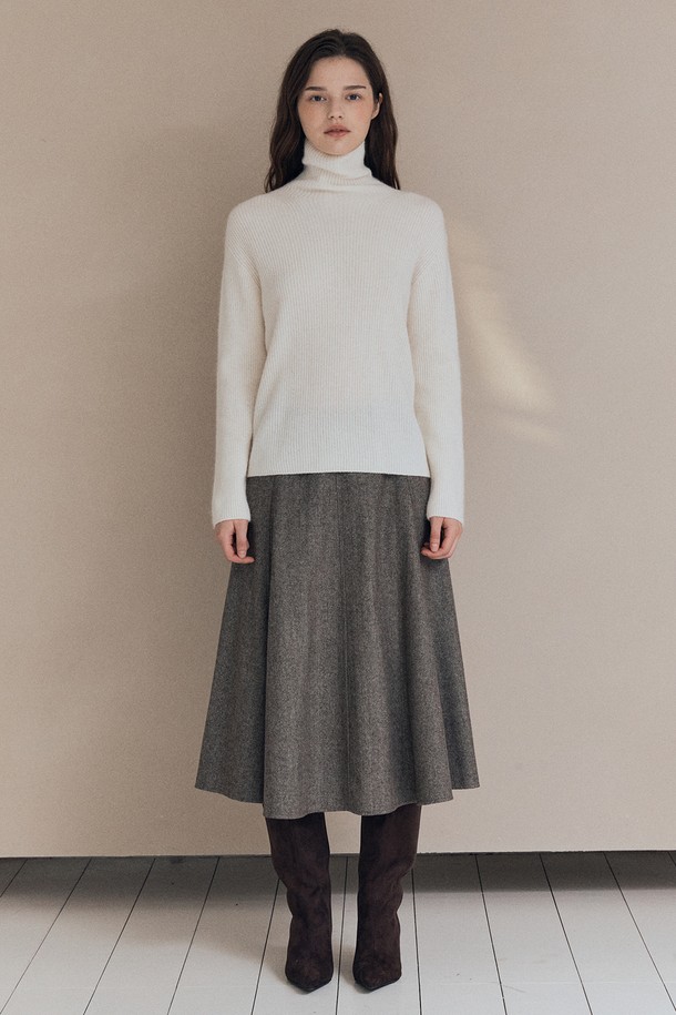 아이보리 컬러의 [25WT] 카멜 폴라 풀오버는 여성스러움을 강조하는 니트/스웨터입니다. 부드러운 울 소재로 제작되어 가을과 겨울, 두 계절 동안 따뜻하게 착용할 수 있습니다. 베이직하고 미니멀한 스타일로 어떤 룩에도 잘 어울리며, 레귤러 핏과 긴 소매, 터틀넥 디자인으로 편안한 착용감을 선사합니다. 특히 카멜 컬러 배색이 포인트로 들어가 세련된 분위기를 더합니다.
