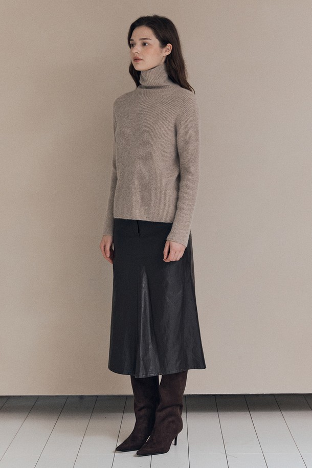 [25WT] 카멜 폴라 풀오버 - DARK BEIGE A5WBK43273는 부드러운 울 소재로 제작되어 가을과 겨울에 따뜻하게 착용할 수 있는 여성용 터틀넥 풀오버입니다. 다크 베이지 컬러의 무지 디자인으로 베이직하고 미니멀한 스타일을 연출하며, 레귤러핏과 긴소매 기장으로 편안함을 더합니다. 출근룩과 모임룩에 모두 잘 어울리며, 클래식, 미니멀, 캐주얼 등 다양한 스타일을 소화할 수 있습니다. 두께감 있는 소재로 포근함을 선사하며, 폴라넥 디자인이 특징입니다.
