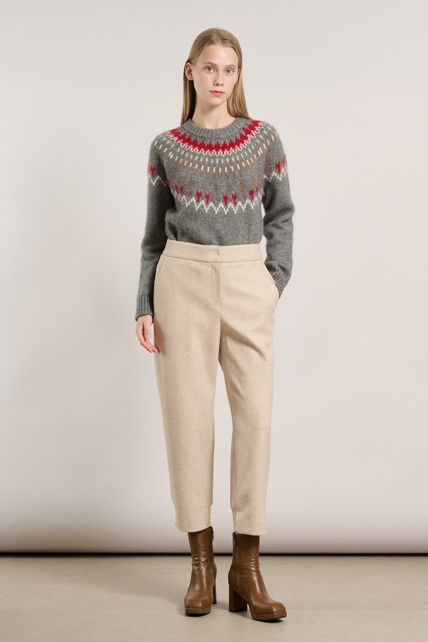 [25WT] 니트블록 팬츠 - LIGHT BEIGE A5WAP32871는 부드러운 촉감의 니트 소재로 제작된 여성용 긴 바지입니다. 가을, 겨울 시즌에 어울리는 두꺼운 두께감으로 따뜻하게 착용할 수 있으며, 일상에서 편안하게 즐길 수 있는 캐주얼 스타일의 제품입니다. 라이트 베이지 컬러의 무지 디자인에 레귤러핏으로 제작되어 베이직하면서도 미니멀한 분위기를 연출합니다. 허리 밴딩 처리와 니트 블록 디테일이 특징이며, 집콕룩으로도 활용하기 좋은 아이템입니다.
