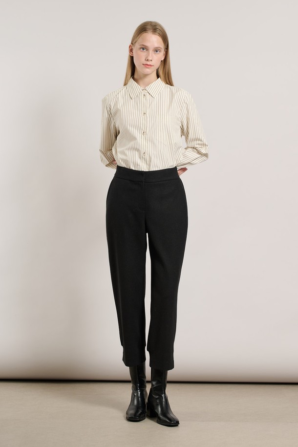 [25WT] 니트블록 팬츠 - BLACK A5WAP32899는 부드러운 니트 소재로 제작되어 편안한 착용감을 선사하는 여성용 니트 팬츠입니다. 가을과 겨울에 적합하며, 베이직하고 미니멀한 스타일을 연출합니다. 허리 밴딩 처리로 활동성을 높였으며, 스트레이트 또는 레귤러 핏으로 떨어지는 긴 기장의 디자인입니다. 무지 패턴에 니트 블록 디테일이 더해져 포인트를 주며, 출근룩과 집콕룩 모두 활용 가능합니다. 기본에 충실한 디자인으로 미니멀, 클래식, 캐주얼 등 다양한 스타일을 소화할 수 있습니다.
