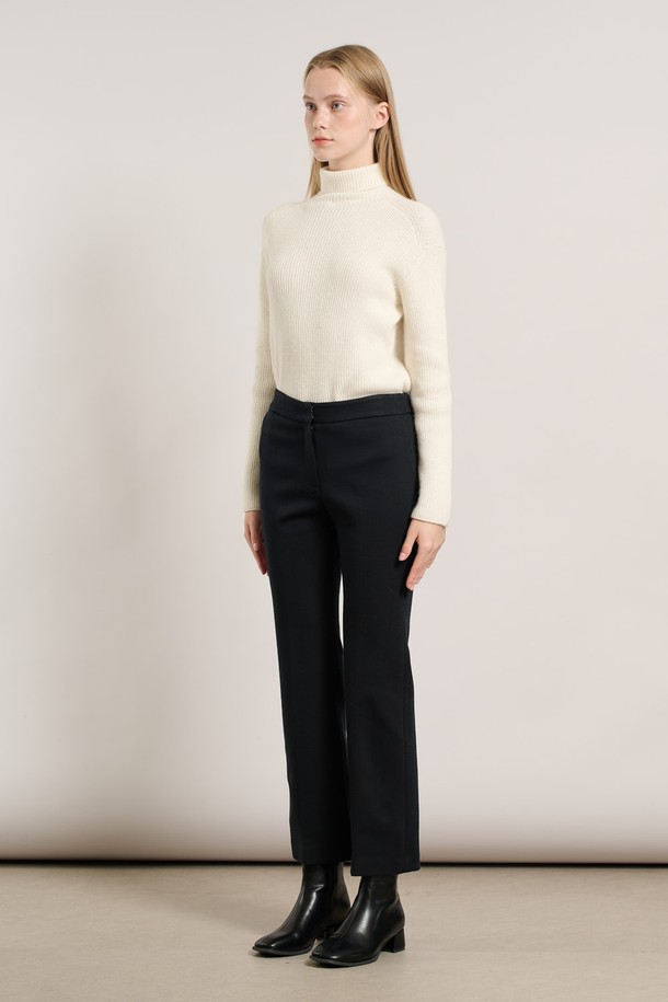 [25WT] 기모 부츠컷 팬츠 - BLACK A5WAP38399는 여성용 부츠컷 기모 바지입니다. 가을과 겨울에 입기 좋은 두꺼운 두께감으로, 부드러운 촉감과 레귤러핏을 제공합니다. 톤온톤 블랙 컬러에 무지 디자인으로, 출근룩, 클래식, 미니멀, 캐주얼 스타일을 모두 소화할 수 있습니다. 밴딩 없이 허리 라인을 잡아주어 깔끔한 실루엣을 연출하며, 일상복으로 활용하기 좋습니다.
