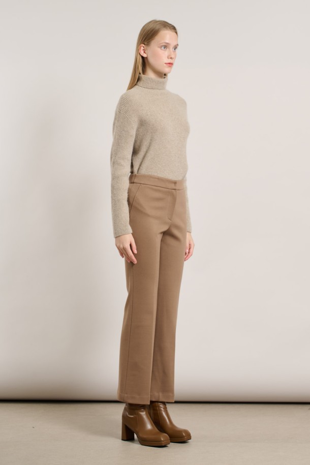 [25WT] 기모 부츠컷 팬츠 - 다크 베이지 A5WAP38373는 부드러운 촉감의 기모 소재로 제작되어 가을과 겨울에 따뜻하게 입을 수 있는 여성용 부츠컷 팬츠입니다. 다크 베이지 색상에 무지 디자인으로 어떤 스타일에도 잘 어울리는 베이직한 아이템입니다. 레귤러핏으로 편안하게 착용 가능하며, 두꺼운 두께감으로 보온성을 높였습니다. 클래식, 미니멀, 캐주얼 등 다양한 스타일을 연출할 수 있어 활용도가 높습니다. 일상복으로 편안하게 즐겨 입기 좋습니다.
