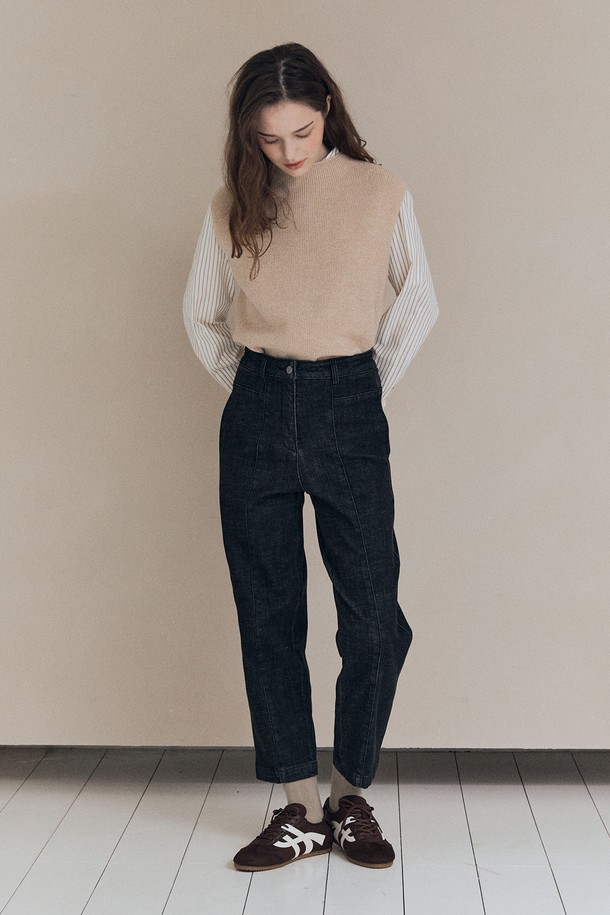 [25WT] 배기핏 기모 데님 팬츠 - CHARCOAL GRAY A5WAP35598는 포근함과 스타일을 동시에 만족시키는 여성용 데님 팬츠입니다. 톤 다운된 차콜 그레이 컬러에 캐주얼하고 미니멀한 스타일을 더해 출근룩으로도 손색없습니다. 두꺼운 두께감의 데님 소재와 부드러운 기모 안감으로 따뜻하고 편안한 착용감을 선사합니다. 배기핏 디자인으로 자연스러운 실루엣을 연출하며, 가을, 겨울 시즌에 활용하기 좋습니다. 데일리룩에 포인트를 더해줄 무지 패턴의 긴 기장 데님 팬츠입니다.
