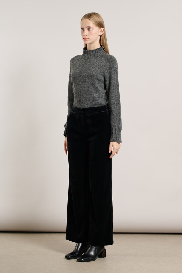 따뜻한 기모 안감으로 포근함을 더한 [25WT] 기모 슬림일자핏 팬츠 - BLACK A5WAP32799입니다. 쌀쌀한 가을, 겨울 시즌에 안성맞춤이며, 베이직하고 미니멀한 스타일로 다양한 상의와 매치하기 좋습니다. 부드러운 촉감과 두꺼운 두께감으로 편안한 착용감을 선사하며, 슬림핏과 일자핏의 조화로 다리 라인을 더욱 슬림하게 연출해줍니다. 깔끔한 무지 디자인에 블랙 컬러로, 출근룩은 물론 데일리룩으로도 활용 가능한 실용적인 아이템입니다.
