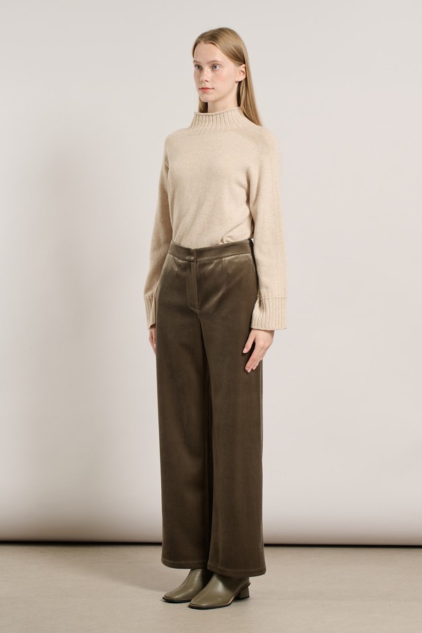 따뜻하고 포근한 착용감의 여성 기모 슬림일자핏 팬츠입니다. 부드러운 촉감의 기모 안감으로 가을, 겨울철에도 따뜻하게 착용할 수 있습니다. 베이직하고 캐주얼한 스타일로 일상에서 편안하게 활용하기 좋으며, 슬림핏 디자인으로 다리 라인을 더욱 슬림하게 연출해 줍니다. 카키 컬러의 무지 디자인으로 다양한 상의와 쉽게 매치하여 미니멀, 캐주얼, 클래식 스타일을 연출할 수 있습니다. 두께감 있는 소재로 보온성을 높여 추운 날씨에도 따뜻함을 유지해 줍니다.
