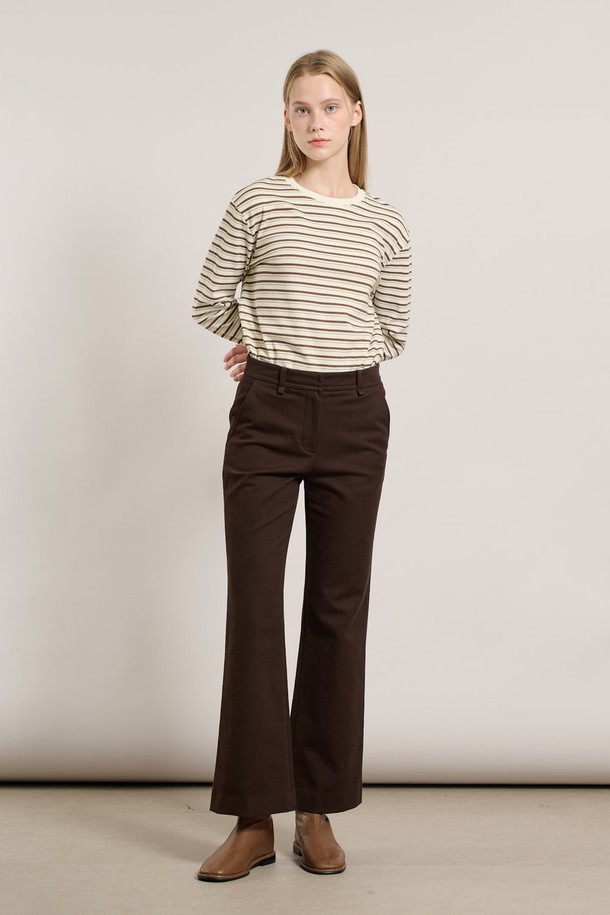 세련된 무드를 연출하는 [25WT] 세미 부츠컷 팬츠 - 다크 브라운 A5WAP32675입니다. 울 소재로 제작되어 부드러운 촉감과 두꺼운 두께감으로 가을, 겨울 시즌에 따뜻하게 착용하기 좋습니다. 세미 부츠컷 실루엣이 다리 라인을 더욱 슬림 해 보이게 하며, 베이직하고 클래식한 디자인으로 오피스룩, 출근룩, 모임룩 등 다양한 TPO에 활용 가능합니다. 미니멀하고 시크한 스타일을 완성해 보세요.
