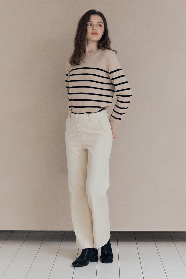 [25WT] 세미 부츠컷 팬츠 - CREAM A5WAP32614는 여성용 바지로, 봄, 가을에 착용하기 좋습니다. 크림색상의 무지 디자인으로 베이직하고 클래식한 스타일을 연출하며, 레귤러 핏의 세미 부츠컷으로 다리가 길어 보이는 효과를 줍니다. 출근룩, 오피스룩, 모임룩 등 다양한 TPO에 활용 가능하며, 미니멀하고 클래식한 스타일을 선호하는 분들께 추천합니다. 밴딩이 없는 긴 기장의 바지입니다.
