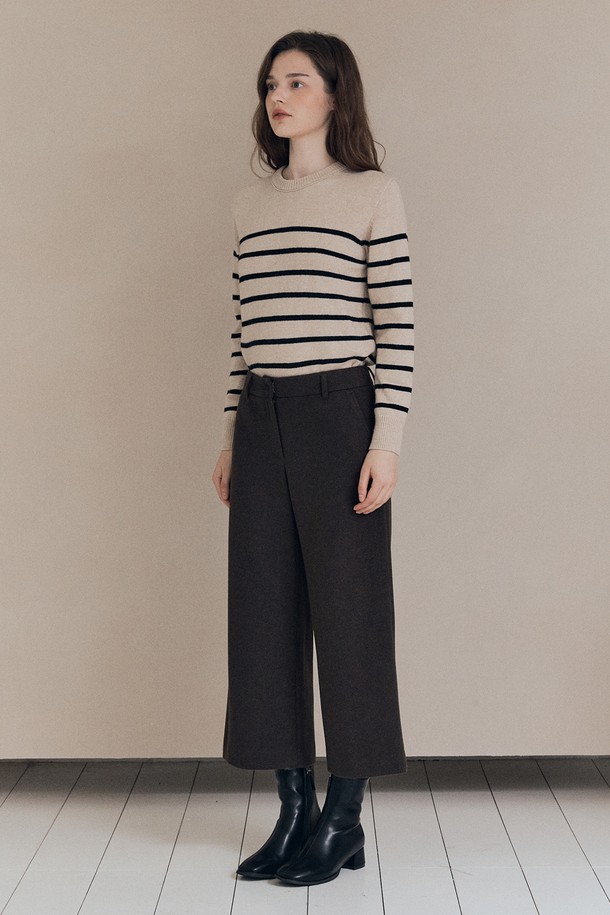 [25WT] 윈터 와이드 팬츠 - DARK BROWN A5WAP32475는 겨울철 우아함과 따뜻함을 선사하는 여성용 와이드 팬츠입니다. 다크 브라운 컬러의 울 소재로 제작되어 베이직하면서도 고급스러운 분위기를 연출합니다. 넉넉한 와이드 핏과 긴 기장으로 편안한 착용감을 제공하며, 출근룩, 오피스룩, 모임룩 등 다양한 TPO에 활용 가능합니다. 클래식, 미니멀, 시크 스타일을 즐겨 입는 분들께 추천하는 필수 아이템입니다. 두꺼운 두께감으로 겨울 추위에도 끄떡없이 따뜻하게 입을 수 있습니다.
