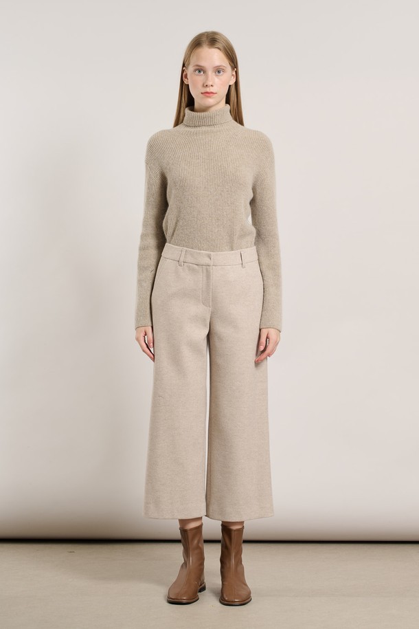 [25WT] 윈터 와이드 팬츠 - M BEIGE A5WAP32472는 여성용 와이드 핏 팬츠입니다. 베이직한 스타일과 무지 디자인으로, 출근룩, 미니멀, 클래식, 캐주얼 스타일에 적합합니다. 겨울 계절에 어울리며, 긴 기장의 베이지색 바지로 따뜻하고 편안한 착용감을 제공합니다.
