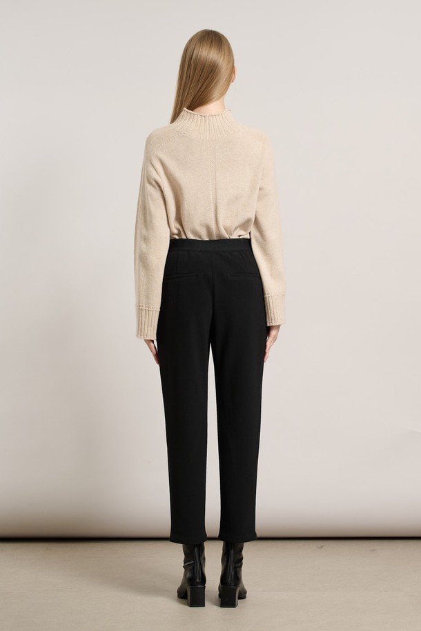 **[25WT] 뒤밴드 기모 팬츠 - BLACK A5WBP34099**는 여성용 기모 팬츠로, 가을과 겨울에 따뜻하게 착용하기 좋습니다. 부드러운 촉감의 기모 안감과 레귤러핏으로 편안한 착용감을 선사하며, 뒷밴딩 디자인으로 활동성을 높였습니다. 무지 디자인에 블랙 컬러로 어떤 상의와도 매치하기 쉬워 미니멀, 클래식, 캐주얼 등 다양한 스타일을 연출할 수 있습니다. 두께감이 있어 보온성이 뛰어나 일상생활에서 활용하기 좋은 아이템입니다.
