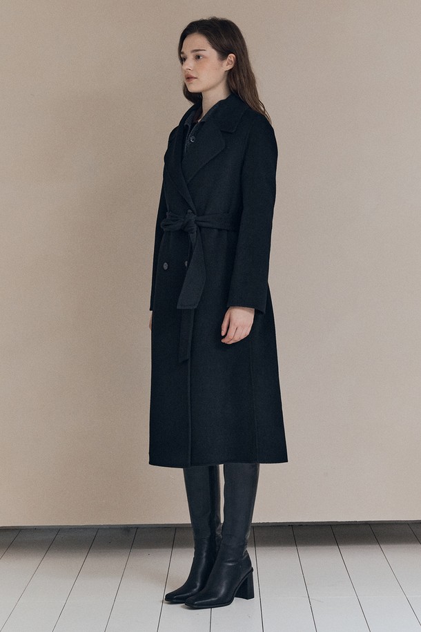 [25WT] 핸드메이드 더블 코트 - BLACK A5WBH83199는 여성 고객을 위한 아우터입니다. 가을과 겨울에 어울리는 블랙 컬러의 롱 기장 더블 코트로, 미니멀하고 클래식한 스타일을 연출합니다. 울 소재로 제작되어 두꺼운 두께감을 자랑하며, 핸드메이드 특유의 고급스러움과 벨트 디테일로 포인트를 더했습니다. 출근룩, 오피스룩, 모임룩 등 다양한 TPO에 활용 가능하며, 시크하고 세련된 스타일을 완성해 줍니다. 레귤러핏으로 제작되어 편안한 착용감을 선사합니다.
