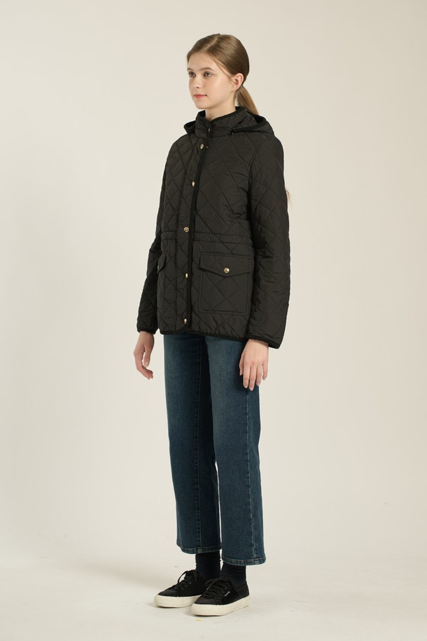 [25WT] 스트링 후드 퀼팅 베스트 - BLACK B5D9I17399는 여성 고객을 위한 캐주얼하고 베이직한 스타일의 퀼팅 베스트입니다. 가을과 겨울에 적합하며, 두꺼운 두께감으로 따뜻함을 제공합니다. 부드러운 촉감의 폴리에스테르 소재로 제작되었으며, 레귤러 핏으로 편안하게 착용할 수 있습니다. 후드와 스트링 디테일이 디자인 특징이며, 출근룩과 모임룩 등 다양한 TPO에 활용 가능합니다. 블랙 컬러의 민소매 디자인으로 미니멀한 스타일을 연출하기 좋습니다.
