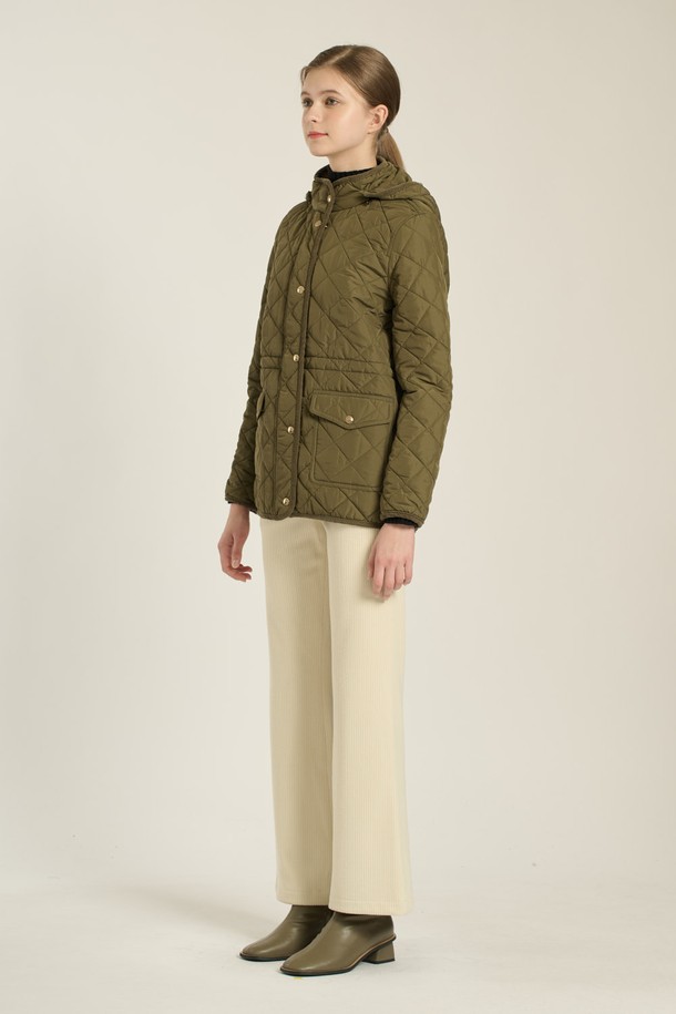 [25WT] 스트링 후드 퀼팅 베스트 - KHAKI (B5D9I17345)는 여성용 아우터, 베스트입니다. 가을과 겨울에 착용하기 적합하며, 캐주얼 스타일을 연출할 수 있습니다. 카키 컬러의 퀼팅 패턴, 크롭 기장, 집업 여밈 방식, 레귤러핏 디자인이 특징입니다. 부드러운 나일론 소재로 제작되었으며, 두꺼운 두께감과 민소매 디자인이 특징입니다. 후드와 스트링 디테일로 포인트를 더했습니다.
