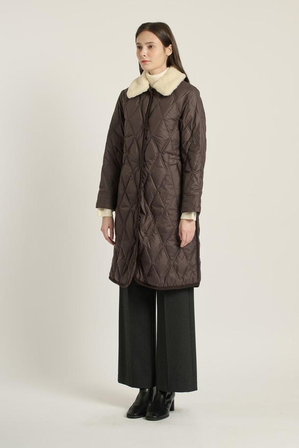 [25WT] 포우 퍼 카라 다운 - DARK BROWN B5D9F87375는 여성용 다운 점퍼입니다. 겨울철 일상복으로 적합하며, 베이직하고 캐주얼한 스타일을 연출합니다. 다크 브라운 컬러의 퀄팅 패턴이 돋보이며, 오버핏의 숏패딩으로 제작되었습니다. 부드러운 촉감의 나일론 소재와 두꺼운 두께감으로 따뜻함을 선사하며, 긴 소매와 집업 여밈 방식, 퍼 카라 디테일이 특징입니다. 안감은 패딩으로 되어 있습니다.
