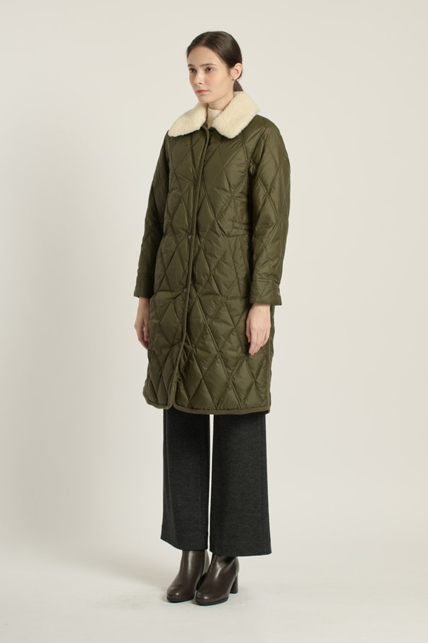 [25WT] 포우 퍼 카라 다운 - 카키 B5D9F87345는 여성용 다운점퍼입니다. 겨울철 캐주얼 스타일을 연출하기 좋으며, 오버핏과 퀄팅 패턴으로 편안하면서도 세련된 느낌을 줍니다. 두꺼운 두께감의 나일론 소재로 제작되었으며, 긴 소매와 퍼 카라 디테일이 특징입니다. 안감은 패딩 처리되어 보온성을 높였으며, 버튼 여밈 방식으로 간편하게 착용할 수 있습니다. 미니멀, 클래식 스타일을 선호하는 분들께 추천합니다.
