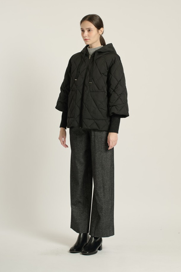 [25WT] 니트 배색 하프 기장 집업 다운 - BLACK B5D9F80799은 여성용 겨울 아우터입니다. 캐주얼 스타일의 블랙 컬러 무지 제품으로, 니트 배색이 포인트입니다. 두꺼운 두께감의 레귤러핏 다운 점퍼이며, 하프 기장과 긴 소매, 집업 여밈 방식이 특징입니다. 일상에서 편안하게 착용하기 좋은 스타일의 다운 자켓입니다.
