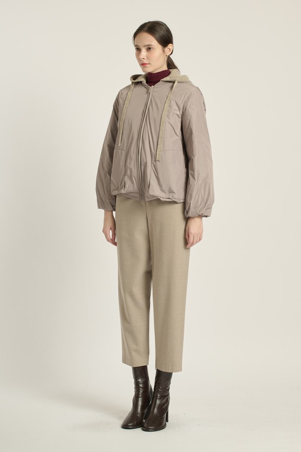 [25WT] 니트 후드 볼륨 구스다운 - LIGHT GRAY B5D9F80415는 여성용 아우터로, 겨울철 캐주얼룩을 위한 구스다운입니다. 라이트 그레이 컬러의 무지 디자인으로, 오버핏과 두꺼운 두께, 부드러운 촉감이 특징입니다. 후드 스타일의 긴 소매 집업 방식이며, 출근룩과 여행룩에 모두 활용 가능합니다. 캐주얼, 미니멀, 클래식 스타일을 즐겨 입는 분들께 추천합니다. 특히 볼륨감 있는 디자인이 돋보이는 제품입니다.
