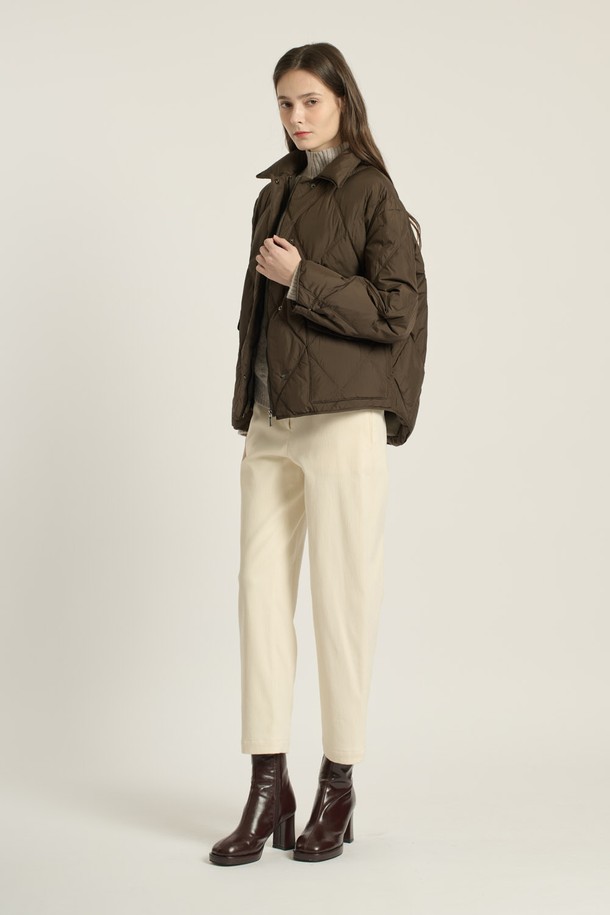 [25WT] 다이아 덕 다운 - BROWN B5D9F87974는 겨울철 따뜻함을 책임지는 여성용 다운 점퍼입니다. 부드러운 촉감의 덕다운 충전재와 두꺼운 두께감으로 뛰어난 보온성을 제공하며, 캐주얼 및 베이직 스타일을 연출하기 좋습니다. 무지 패턴에 숏패딩 스타일로, 퀼팅 디자인과 포켓, 칼라 디테일이 돋보입니다. 오버핏에 집업 여밈 방식과 긴 소매 기장으로 편안한 착용감을 선사하며, 출근룩과 여행룩에 모두 활용할 수 있습니다.
